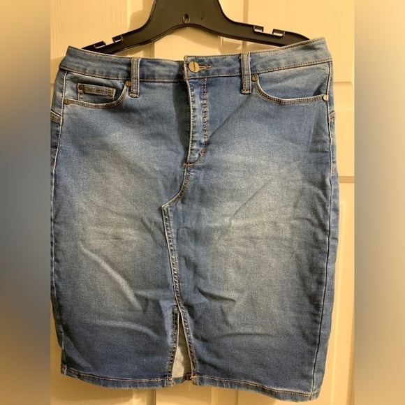 3/$28❤️❤️ Jones NY signature Madison pencil denim skirt with four pockets size8P - Picture 1 of 9